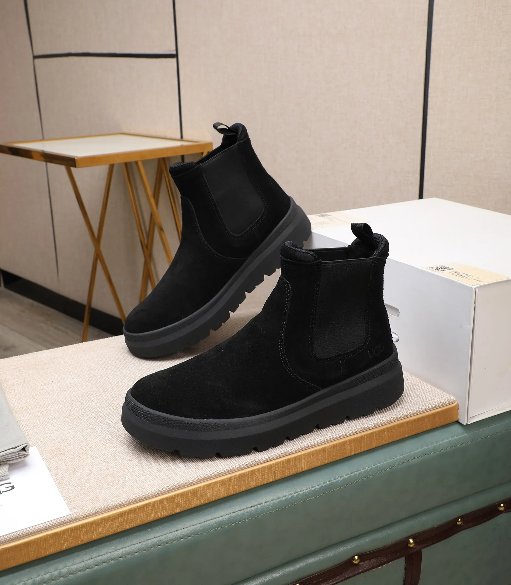 Men's shoes 💰620 Please note the quality of the original order and compare the thickness of the wool 🏮🏮 Popular UGG from Australia's warm luxury brand men's shoes, the official website is synchronized, Beckham men's style..., made of imported top-layer waxed cowhide, waxed toe cap, Australian genuine wool velvet lining Carefully sewn...Imported rubber Martin boots outsole (comfortable, soft and wear-resistant). I really like the quality..Exquisite workmanship. You can't put it down at first sight. Size 39-44